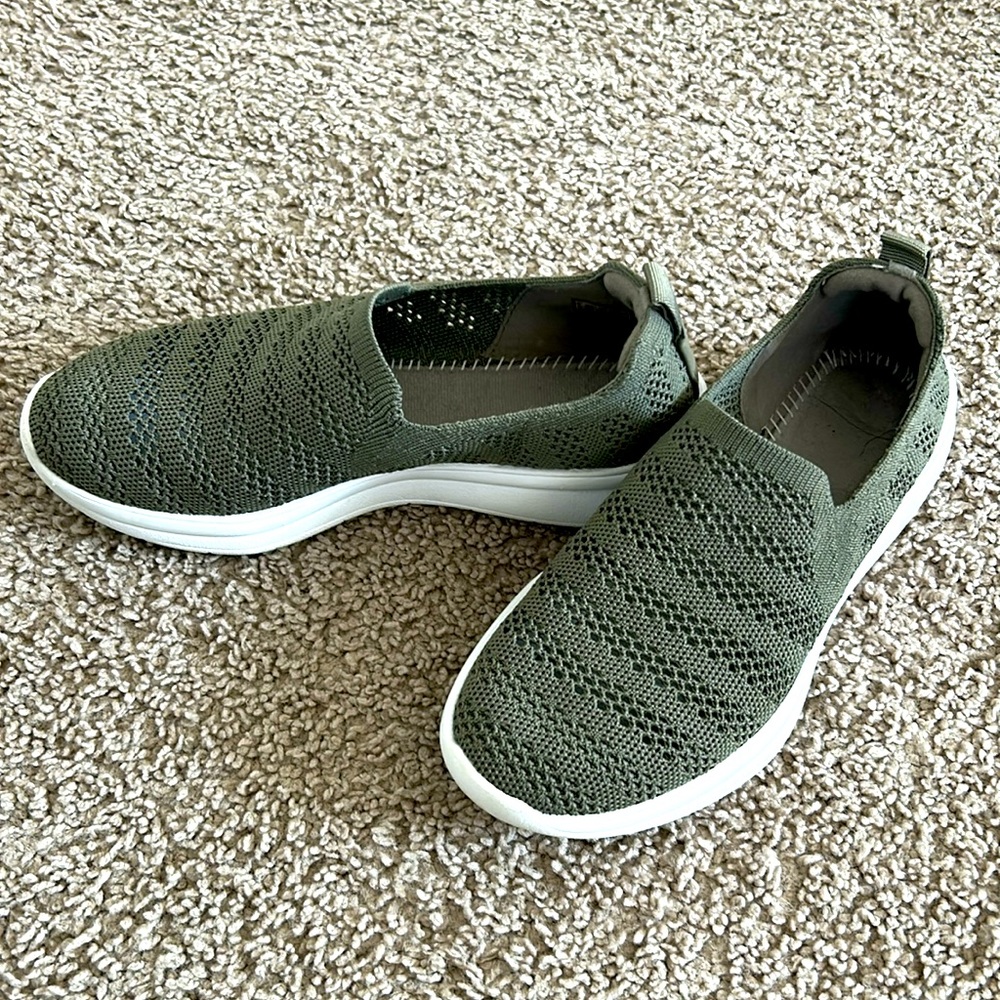 Clark’s cloudstepper women’s slip on sneakers